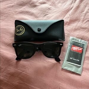 Ray-Ban Classic Black Wayfarer Sunglasses with Case/New Dust Cloth